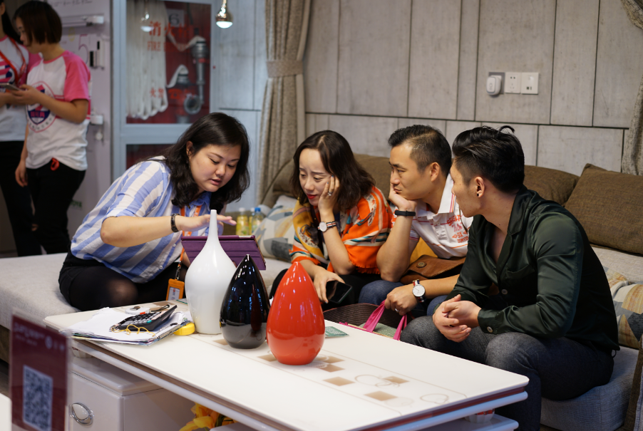 佰思雅装潢设计师洽谈